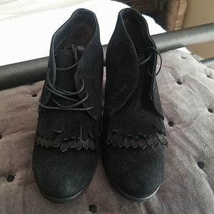 Soldiers crosata black bunny fringe bootie